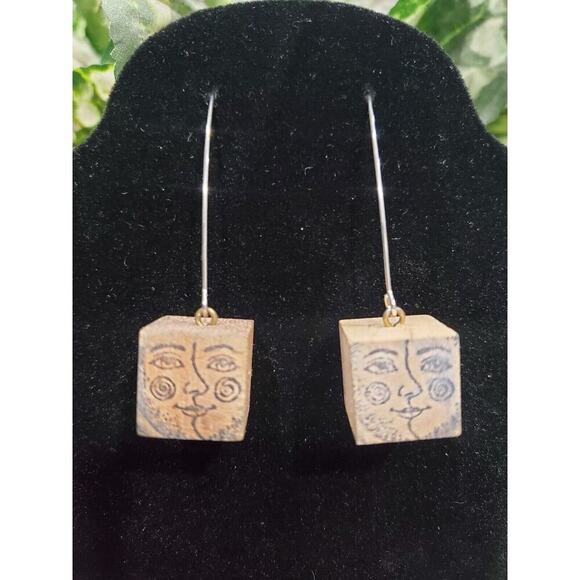 Women's Crafted Block Face Stylish Partywear Earrings Set - Picture 5 of 6